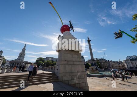 London, Großbritannien. Juli 2020. Das Foto vom 30. Juli 2020 zeigt die vierte Sockelskulptur mit dem Titel 'The End' am Trafalgar Square in London, Großbritannien. Ein neues Kunstwerk der Künstlerin Heather Phillipson wurde am Donnerstag auf dem vierten Sockel des Londoner Trafalgar Square enthüllt. Die Skulptur mit dem Titel THE END wird auf dem vierten Sockel mit einem riesigen Wirbel aus Schlagsahne, einer Kirsche, einer Fliege und einer Drohne, die ein lebendes Futter des Trafalgar Square überträgt, getoppt. Quelle: Ray Tang/Xinhua/Alamy Live News Stockfoto