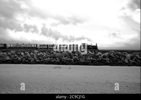 Taliesin fährt mit einem Vintage-Zug über den Cob, der nach Tan Y Bwlch fährt. Stockfoto