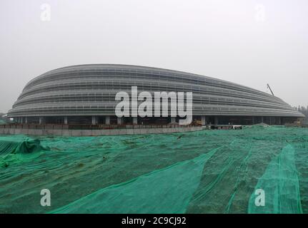 Peking, China. Juli 2020. Das Foto vom 28. Juli 2020 zeigt einen Blick auf das National Speed Skating Oval, auch bekannt als das "Eisband", in Peking, der Hauptstadt Chinas. Quelle: Zhang Chenlin/Xinhua/Alamy Live News Stockfoto