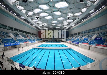 Peking, China. Juli 2020. Das am 28. Juli 2020 aufgenommene Foto zeigt eine Innenansicht des legendären Badeortes "Water Cube" aus dem Jahr 2008, der jetzt zum "Ice Cube", einem erstklassigen Eisstockschießen, in Peking, der Hauptstadt Chinas, wurde. Quelle: Zhang Chenlin/Xinhua/Alamy Live News Stockfoto