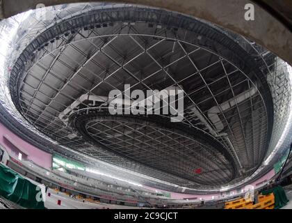 Peking, China. Juli 2020. Das Foto vom 28. Juli 2020 zeigt eine Innenansicht des National Speed Skating Oval, auch bekannt als "Ice Ribbon", in Peking, der Hauptstadt Chinas. Quelle: Zhang Chenlin/Xinhua/Alamy Live News Stockfoto