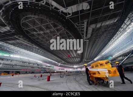 Peking, China. Juli 2020. Das Foto vom 28. Juli 2020 zeigt eine Innenansicht des National Speed Skating Oval, auch bekannt als "Ice Ribbon", in Peking, der Hauptstadt Chinas. Quelle: Zhang Chenlin/Xinhua/Alamy Live News Stockfoto