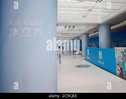 Peking, China. Juli 2020. Das am 28. Juli 2020 aufgenommene Foto zeigt eine Innenansicht des berühmten Badeortes "Water Cube" aus dem Jahr 2008, der jetzt zum "Ice Cube", einem führenden Eisstockschießen-Veranstaltungsort in Peking, der Hauptstadt Chinas, geworden ist. Quelle: Zhang Chenlin/Xinhua/Alamy Live News Stockfoto