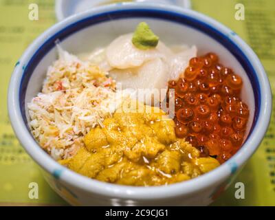 Hakodate, Hokkaido, Japan - Kaisen don, ein traditionelles japanisches Reisschüsselgericht mit dünn geschnittenen Sashimi und Fischrogen. Kaisendon. Stockfoto