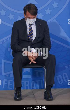 Brasilia, Brasilien. Juli 2020. Der brasilianische Präsident Jair Bolsonaro nimmt am 29. Juli 2020 an der Eröffnungszeremonie der Kampagne für Frauen im ländlichen Raum in Brasilia, Brasilien, Teil. Der brasilianische Präsident Jair Bolsonaro gab am 25. Juli bekannt, dass er seit dem 7. Juli, als er zum ersten Mal mit der Krankheit diagnostiziert wurde, einen negativen COVID-19-Test durchgeführt habe, nachdem er in der Residenz des Präsidenten isoliert worden war. Quelle: Lucio Tavora/Xinhua/Alamy Live News Stockfoto