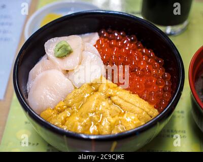 Hakodate, Hokkaido, Japan - Kaisen don, ein traditionelles japanisches Reisschüsselgericht mit dünn geschnittenen Sashimi und Fischrogen. Kaisendon. Stockfoto