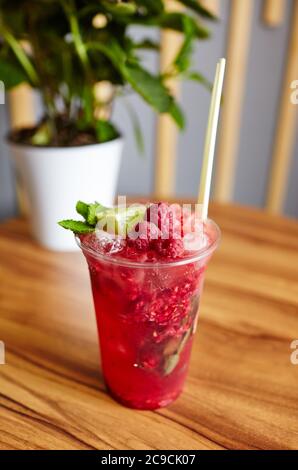 Mojito Cocktail oder Soda-Drink mit Limette, Himbeere und Minze auf dem Tisch in Bar.verschwommenes Bild, selektiver Fokus Stockfoto