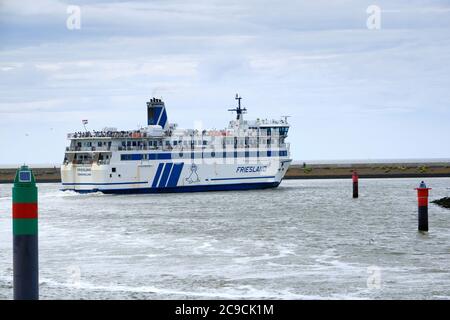 Harlingen, Niederlande,23. Juli 2020: Friesland Fähre mit Touristen verlässt den Hafen von Harlingen auf dem Weg nach Terschelling über das Wattenmeer. Stockfoto