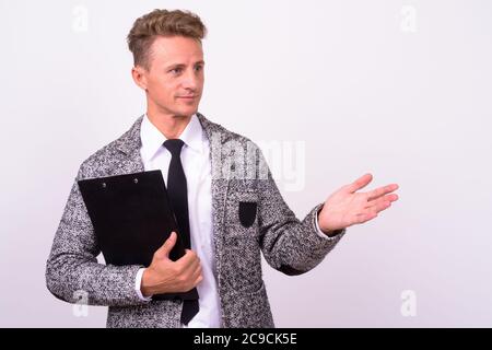 Schöner Geschäftsmann mit blondem lockiges Haar vor weißem Hintergrund Stockfoto