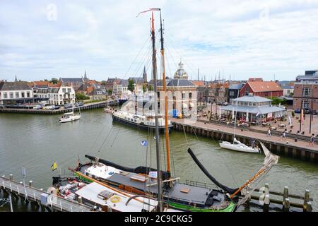 Harlingen, Niederlande, Juli 23 2020: Luftaufnahme von Harlingen, Friesland. Marina mit Segelschiffen, Masten und Yachten und altem Dorfzentrum. Stockfoto