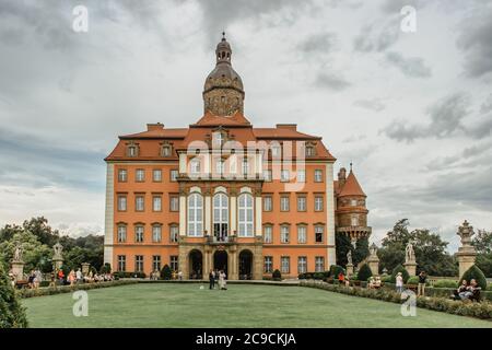 Ksiaz, Polen - 26. Juli 2020. Ein beeindruckender Blick auf das majestätische Schloss Ksiaz. Die thrid größte Burg in Polen auf einem Felsen Klippe.Popular tou Stockfoto