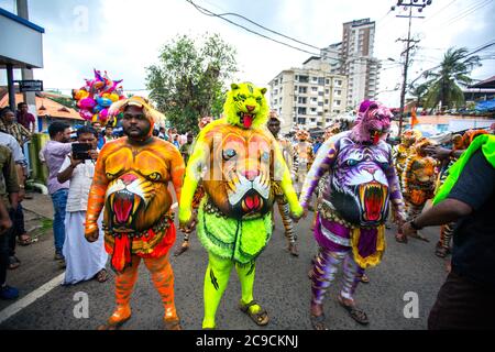 Pulikkali, Pilikali oder Tiger Tanz Performer aus den Straßen von thrissur, kerala, indien während onam Feier Stockfoto