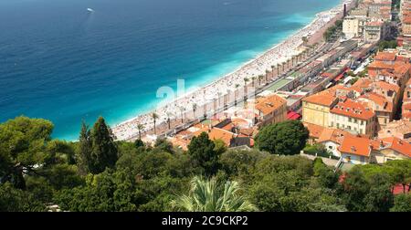 Luftbild von Dächern und blauem mittelmeer. Promenade des Anglais. « Nizza », Frankreich. Stockfoto