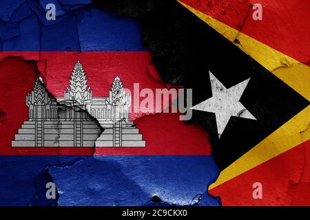Flaggen von Kambodscha und Osttimor auf rissige Wand gemalt Stockfoto