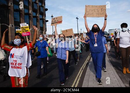 Mitarbeiter des nationalen Gesundheitsdienstes (NHS), die Masken tragen, protestieren gegen ihren Ausschluss von einer kürzlich angekündigten Lohnerhöhung im öffentlichen Sektor. Auf dem Parliament Square.rund 900,000 Beschäftigte des öffentlichen Sektors in ganz Großbritannien werden in diesem Jahr als Dank des Finanzministeriums für ihre Bemühungen während der Coronavirus-Pandemie eine überhöhte Lohnerhöhung erhalten. Die Gehaltserhöhung ist jedoch ausschließlich für Krankenschwestern und andere Mitarbeiter vor der Haustür aufgrund eines dreijährigen Lohnverhandlungs, den sie 2018 ausgehandelt haben, was sie dazu führte, aus Protest auf die Parliament Street in Richtung Downing Street in London zu marschieren. Stockfoto