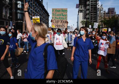 Mitarbeiter des National Health Service (NHS) werden maskiert gesehen und zeigen Plakate in ihrem Protest gegen den Ausschluss von einer kürzlich angekündigten Lohnerhöhung im öffentlichen Sektor auf dem parliament Square.rund 900,000 Beschäftigte des öffentlichen Sektors in ganz Großbritannien werden in diesem Jahr als Dankesgeste des Finanzministeriums eine überhöhte Lohnerhöhung erhalten Für ihre Bemühungen während der Coronavirus-Pandemie. Die Gehaltserhöhung ist jedoch ausschließlich für Krankenschwestern und andere Mitarbeiter vor der Haustür aufgrund eines dreijährigen Lohnverhandlungs, den sie 2018 ausgehandelt haben, was sie dazu führte, aus Protest auf die Parliament Street zu marschieren, die zur Downing Street in Lond führt Stockfoto