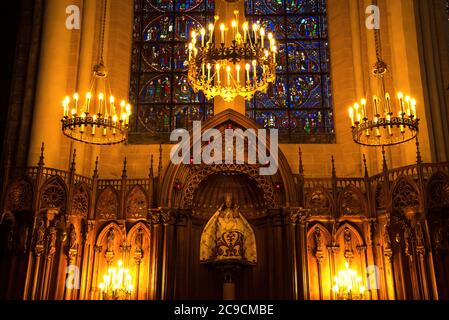 Kathedrale unserer Lieben Frau von Chartres Innenraum. Statue der Madonna mit Kind in Kerzen Licht. Anbetung. Chartres, Frankreich. Stockfoto