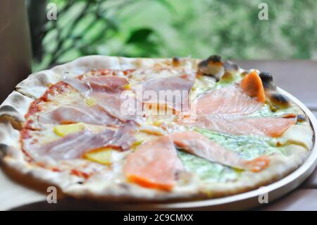 Lachs Pizza, Salami Pizza oder gemischte Pizza Stockfoto