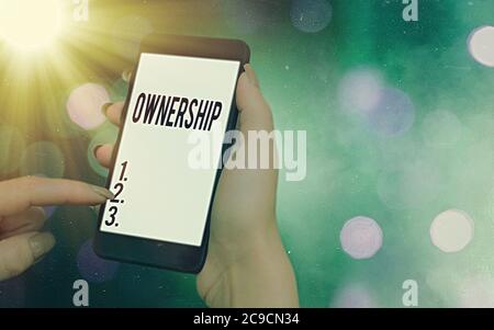 Konzeptionelle Handschrift, die den Besitz zeigt. Konzept, das den Zustand, die Beziehung oder die Tatsache, dass ein Besitzer oder mit einer Gruppe moderne Gadgets weißen Bildschirm Stockfoto
