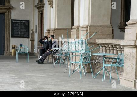 Mailand - 6/17/2020 : Touristen warten auf Eingang in einer leeren Pinacoteca Brera Stockfoto