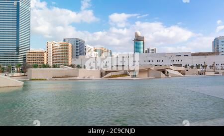 Skyline von Abu Dhabi und Wahrzeichen, World Trade Center, Al Hosn modernes Museum, das die Kultur der VAE feiert Stockfoto