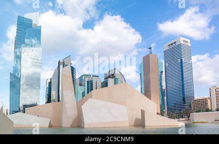 Skyline von Abu Dhabi und Wahrzeichen, World Trade Center, Al Hosn modernes Museum, das die Kultur der VAE feiert Stockfoto