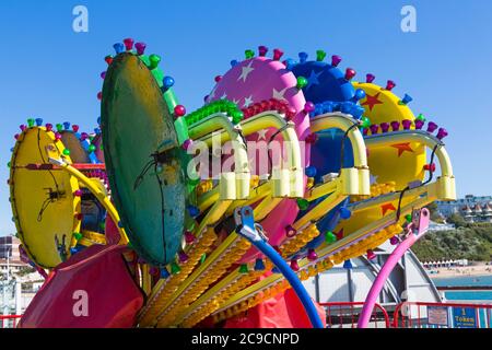 Fairground Ride am Bournemouth Pier wartet darauf, im Juli in Bournemouth, Dorset, Großbritannien, zusammengebaut zu werden Stockfoto