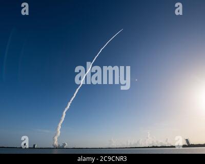 Cape Canaveral, FL, USA. Juli 2020. United Launch Alliance (ULA) ATLAS V-Rakete mit dem Perseverance Rover auf Mission zur Untersuchung von Mars-Starts vom Space Launch Complex 41 an der Cape Canaveral Air Force Station in Cape Canaveral, FL. Romeo T Guzman/Cal Sport Media. Kredit: csm/Alamy Live Nachrichten Stockfoto