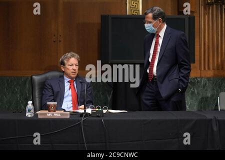 Der US-Senator Rand Paul (Republikaner von Kentucky) spricht vor einer Anhörung des Senats für Außenbeziehungen am Donnerstag, dem 30. Juli 2020, mit dem US-Senator John Barrasso (Republikaner von Wyoming), um über den Budgetantrag der Trump-Regierung für das Geschäftsjahr 2021 für das Außenministerium zu diskutieren. Quelle: Greg Nash/Pool via CNP Stockfoto