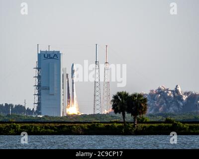 Cape Canaveral, FL, USA. Juli 2020. United Launch Alliance (ULA) ATLAS V-Rakete mit dem Perseverance Rover auf Mission zur Untersuchung von Mars-Starts vom Space Launch Complex 41 an der Cape Canaveral Air Force Station in Cape Canaveral, FL. Romeo T Guzman/Cal Sport Media. Kredit: csm/Alamy Live Nachrichten Stockfoto