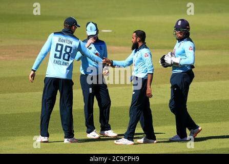 Der englische Adil Rashid (zweiter rechts) feiert mit Teamkollegen, nachdem er das Wicket des irischen Kevin O'Brien während des ersten One Day International der Royal London Series im Ageas Bowl in Southampton genommen hat. Stockfoto