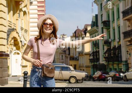 Schöne junge Frau Touristen angenehme Spaziergang in der Innenstadt mit dem Taxi Stockfoto