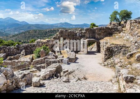 Löwentor in Mycenae, Griechenland an einem Sommertag Stockfoto