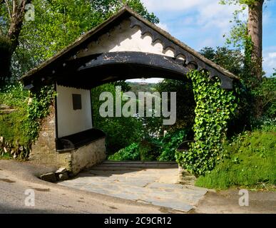 Pfarrkirche St. Just und St. Mawes, St. Just in Roseland Kirche, Cornwall, England. Obere Lycgate mit Blick nach Norden zur Kirche und zum Pool. Stockfoto