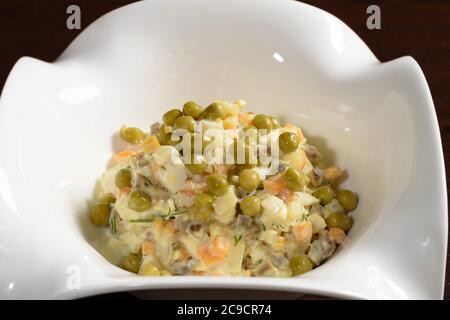 Olivier Salat in einem Restaurant serviert, Nahaufnahme. Fotos für Restaurant- und Cafe-Menüs Stockfoto