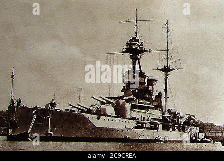 HMS Queen Elizabeth (eingeführt am 16. Oktober 1913) . Auf diesem Schiff gab die deutsche Flotte im November 1918 während des Ersten Weltkriegs auf. Sie war das führende Schiff ihrer Klasse von Dreadnought Schlachtschiffe gebaut für die Royal Navy in den frühen 1910er Jahren und wurde zweimal umgebaut. (Pennant-Nummer: 00). Sie wurde zusammen mit HMS Valiant am 19. Dezember 1941 im Hafen von Alexandria, Ägypten, von den italienischen Frogmännern Antonio Marceglia und Spartaco Schergat durch menschliche Torpedo-Minen schwer beschädigt. Neun Männer starben.das Schiff wurde im Juli 1948 in Dalmuir Schottland verschrottet, nachdem es von Arnott Young gekauft wurde. Stockfoto