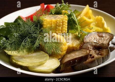 Gesunde vegetarische Salat für rohe Foodists aus rohem Gemüse im Restaurant verkauft: Auberginen, Zucchini, gelbe, rote und grüne Paprika, Mais, cl Stockfoto