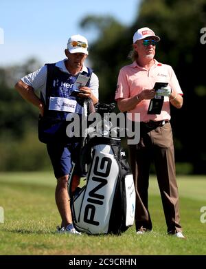 Spaniens Miguel Angel Jimenez (rechts) am 11. Während des ersten Tages des Hero Open im Forest of Arden Marriott Hotel and Country Club, Birmingham. Stockfoto