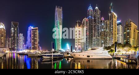 Dubai Innenstadt Nachtszene mit Stadtbeleuchtung, Luxus neue High-Tech-Stadt im Nahen Osten. Dubai Marina Stadtbild, VAE. Stockfoto