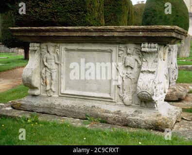 St. Mary the Virgin's Kirchhof, Painswick, Stroud, Gloucestershire. Brustgrab von Richard Poole, 1707. Stockfoto