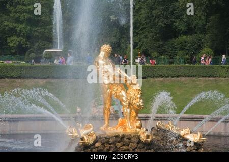 Samson-Brunnen, große Kaskade in Pertergof, Sankt Petersburg, Russland. Stockfoto