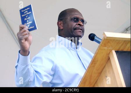 Der republikanische Präsidentschaftskandidat Herman Cain und John Bolton, ehemaliger US-Botschafter bei den Vereinten Nationen, sprechen während der "Energy Independence Day Tea Party"-Kundgebung auf der Independence Mall in Philadelphia, Pennsylvania. Montag, 4. Juli 2011. © mpi01/MediaPunch Inc Stockfoto