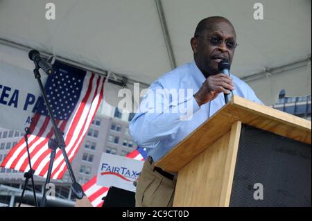 Der republikanische Präsidentschaftskandidat Herman Kain und John Bolton, ehemaliger US-Botschafter bei den Vereinten Nationen, sprechen bei der Kundgebung der "Energy Independence Day Tea Party' auf Independence Mall in Philadelphia, Pennsylvania. Montag, Juli 4, 2011. Credit: Dennis Van Tine/MediaPunch Stockfoto
