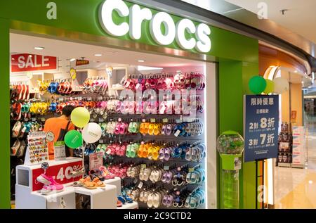 Hongkong, China. Juli 2020. Amerikanische Schuhhersteller-Marke, Crocs Store in Hong Kong. Kredit: Miguel Candela/SOPA Images/ZUMA Wire/Alamy Live Nachrichten Stockfoto