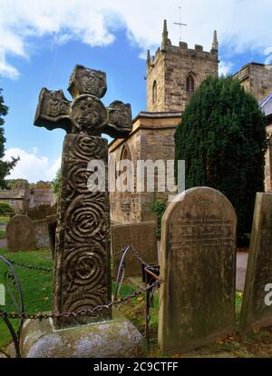 St. Lawrence's Kirche, Eyam, Bakewell, Derbyshire.Ostwand des 8th/C9th Saxon (Anglian) Predigerkreuz. Stockfoto