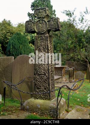 St. Lawrence's Kirche, Eyam, Bakewell, Derbyshire. Westwand des 8th/C9. Sächsischen (Anglian) Predigenkreuzes. Stockfoto