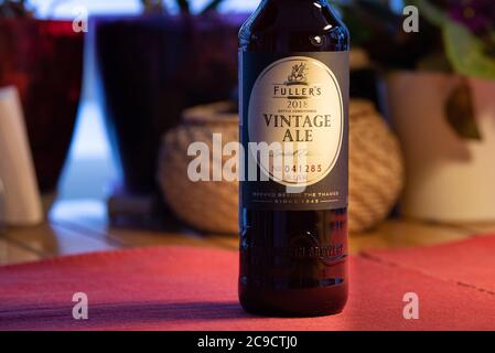 Ankara, TÜRKEI - 1. Januar 2020: Ein besonderes Bier von einer der bekanntesten britischen Brauereien, Fuller's Vintage Ale, wird auf der ganzen Welt gesät. Stockfoto