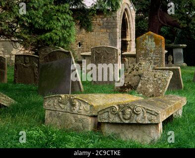 All Saints Church, Hough on the Hill, Grantham, Lincolnshire. C17th & C18th Tischgräber & Grabsteine auf dem Friedhof in der Nähe der Südveranda. Stockfoto