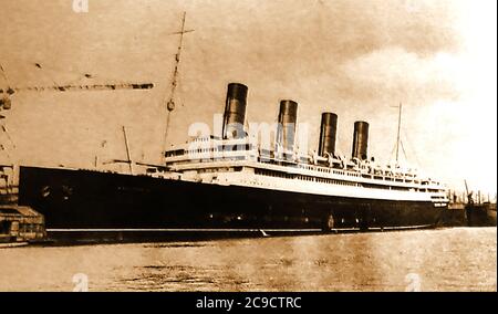 Der Cunard Liner RMS ( Royal Mail Ship ) Aquitania kurz nach dem Start im April 1913 in Glasgow . Damals war es das größte Schiff der Welt. Sie wurde von Leonard Peskett entworfen, gebaut von John Brown & Company in Clydebank, Schottland und startete am 21. April 1913. Ihre Jungfernfahrt führte sie am 30. Mai 1914 von Liverpool nach New York und wurde anschließend zum letzten überlebenden vierschiffigen Ozeandampfer. Im Ersten Weltkrieg wurde sie als Kreuzer, Truppenschiff und Spitalschiff eingesetzt und diente in der Dardanelles-Kampagne. Stockfoto