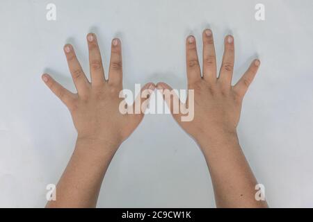 Zeichen von zehn, beide Hand. Emoji Stil Hände Bild auf weißem Hintergrund. Stockfoto